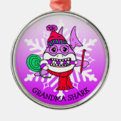 愛らしいパーソナライズされたおばあちゃんサメとスノーフレーク メタルオーナメント (正面)