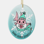 愛らしいパーソナライズされたベビーサメとスノーフレーク セラミックオーナメント (右)