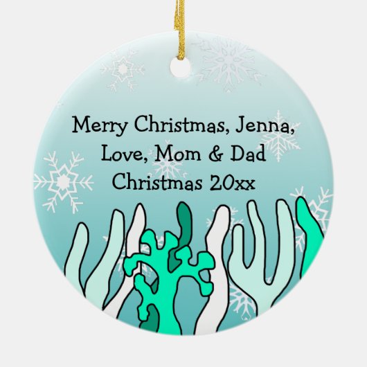 愛らしいパーソナライズされたベビーサメとスノーフレーク セラミックオーナメント (裏面)