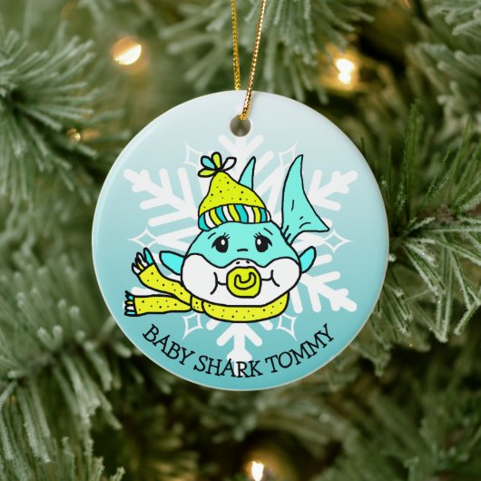 愛らしいパーソナライズされたベビーサメとスノーフレーク セラミックオーナメント (ツリー)