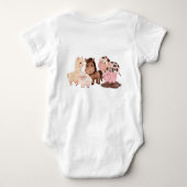 愛らしいピンクのトラクター&トレーラーと家畜 ベビーボディスーツ (裏面)