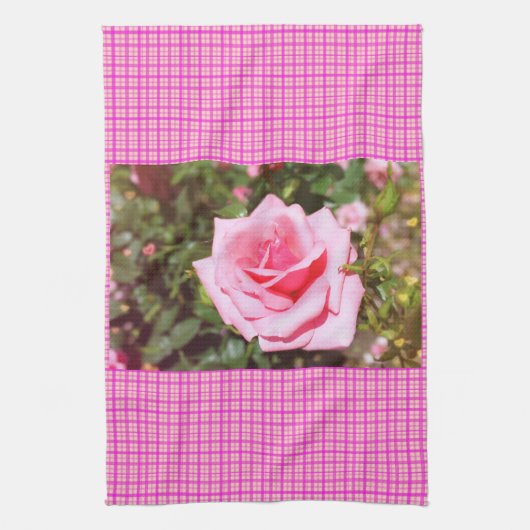 愛らしいピンクのバラの花と甘いハート キッチンタオル (縦)