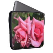 愛らしいピンクのバラの花のラップトップのケース。名前で。 ラップトップスリーブ (正面右)