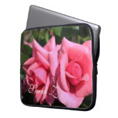 愛らしいピンクのバラの花のラップトップのケース。名前で。 ラップトップスリーブ (正面左)