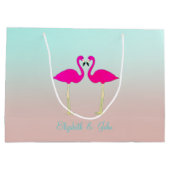 愛らしいピンクのフラミンゴパーソナライズされたス ラージペーパーバッグ (裏面)