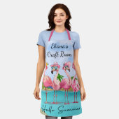 愛らしいピンクハローサマーフラミンゴスオンビーチ エプロン (着用した状態)