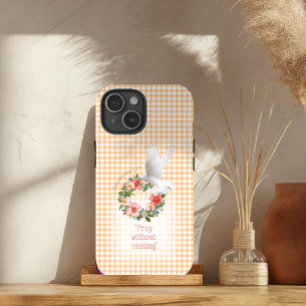 愛らしいピーチチェックのローズリースと白い鳩のバイブル iPhone 15ケース