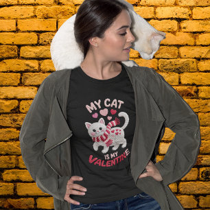 愛らしいフェイクヤーンニャンコがバレンタイン・デザイン Tシャツ