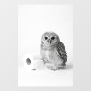 愛らしいフクロウの赤ちゃんがトイレットペーパーを抱える ミニマル ウィンドウサイン