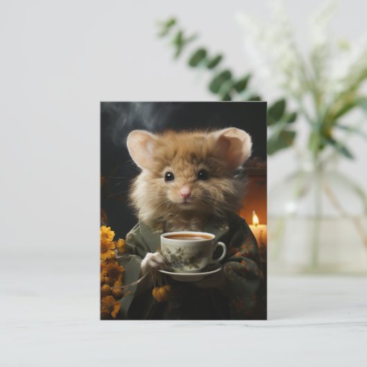 愛らしいフワフワのネズミのお茶 ポストカード (スタンド正面)