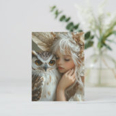 愛らしいブロンドの妖精とフクロウ ポストカード (スタンド正面)