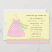 愛らしいベビーの服のベビーシャワー 招待状 (正面)