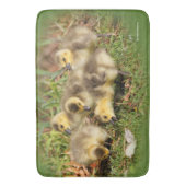 愛らしいベビーカナダゲスオンザグラス バスマット (正面縦)