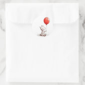 愛らしいベビーキリンと赤いバルーン ラウンドシール (バッグ)