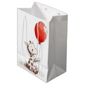 愛らしいベビーキリンと赤い風船スパイラル ミディアムペーパーバッグ (正面アングル)