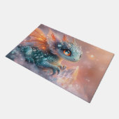 愛らしいベビードラゴンとクリスタルジェム:ファンタジーアート ドアマット (アングル)