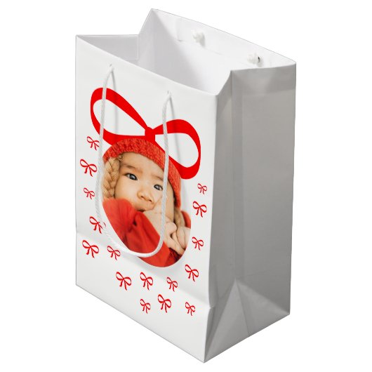 愛らしいベビー初めてのクリスマス写真と赤い弓 ミディアムペーパーバッグ (正面アングル)