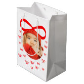 愛らしいベビー初めてのクリスマス写真と赤い弓 ミディアムペーパーバッグ (裏面アングル)