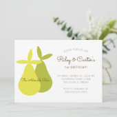 愛らしいペアツインズ誕生日イエローグリーンパール 招待状 (スタンド正面)