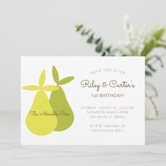 愛らしいペアツインズ誕生日イエローグリーンパール 招待状 (スタンド正面)