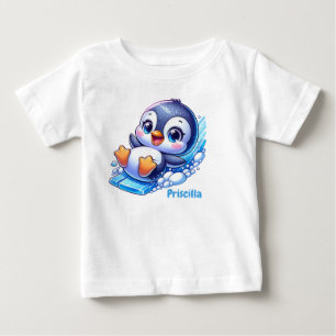 愛らしいペンギンが氷の上を滑る ベビーTシャツ