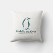 愛らしいペンギンの上を歩く クッション (裏面)