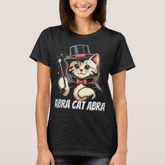 愛らしいマジックキャットの「アブラカタブラ」デザイン Tシャツ