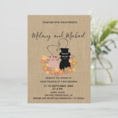 愛らしいユーモアのある花柄の漫画の猫が恋に落ちた麻の織物 招待状 (スタンド正面)