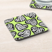 愛らしいライムグリーンのゼブラ模様のハート コースター (左側)