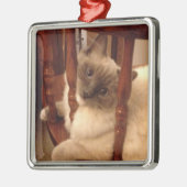 愛らしいラグドール猫が椅子に座って歩く メタルオーナメント (左)