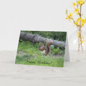 愛らしいリスが草の中に座って誕生日 カード (黄色い花)