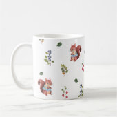 愛らしいリスと森の果実のパターン コーヒーマグカップ (左)