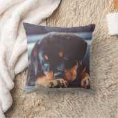 愛らしいロットワイラー子犬が休んでいる クッション (ブランケット)