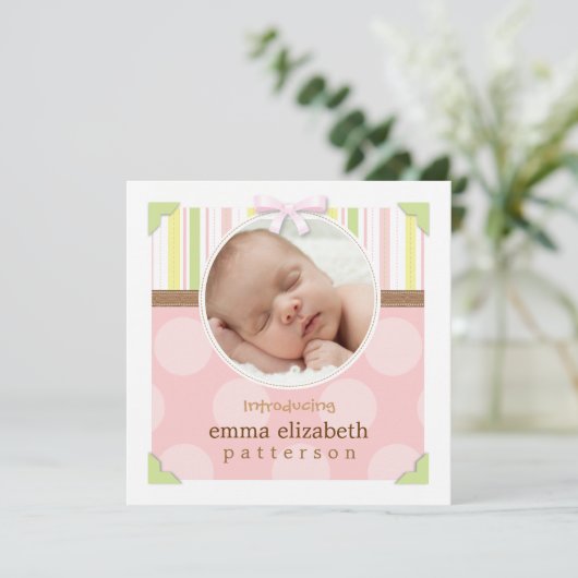 愛らしい写真フレームの女の赤ちゃんの誕生の発表 案内状 (スタンド正面)