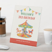 愛らしい回転木馬誕生日 台座サイン (インサイチュ)