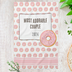 「愛らしい夫婦だって！」  ピンクドーナツデザイン キッチンタオル