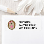 愛らしい女の子の漫画ハリネズミがハートを抱く ラベル (インサイチュ)