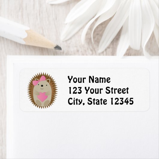 愛らしい女の子の漫画ハリネズミがハートを抱く ラベル (インサイチュ)