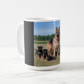 愛らしい子犬とカスタマイズ可能なドイツの羊飼い コーヒーマグカップ (正面左)