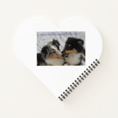 愛らしい子犬と子猫キス絵を描（ばちゃばちゃ）跳ねる ノートブック (裏面)