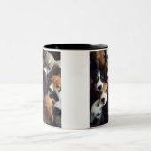 愛らしい子犬のコラージュ写真 ツートーンマグカップ (中央)