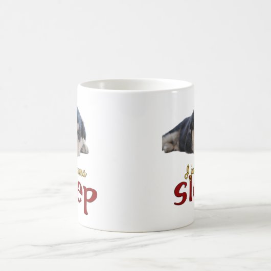 愛らしい子犬のワードアートを眠りたい コーヒーマグカップ (中央)