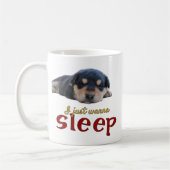 愛らしい子犬のワードアートを眠りたい コーヒーマグカップ (左)
