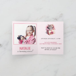 愛らしい子猫を箱に入れた誕生日プレゼント写真 招待状