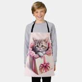 愛らしい子猫を箱に入れた誕生日 エプロン (着用した状態)