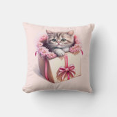 愛らしい子猫を箱に入れた誕生日 クッション (正面)