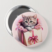 愛らしい子猫を箱に入れた誕生日 缶バッジ (正面&裏面)