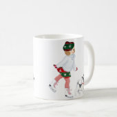 愛らしい小さな女の子スケートで滑るオンアイアンドドッグ コーヒーマグカップ (正面右)