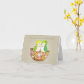 愛らしい小鳥が巣を嗅ぎ回る記念日 カード (黄色い花)