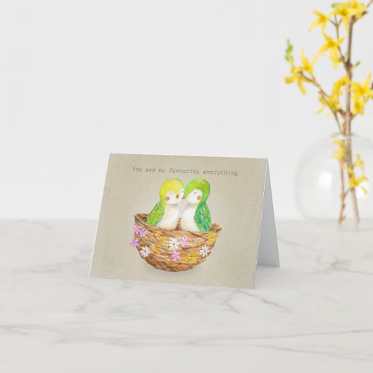 愛らしい小鳥が巣を嗅ぎ回る記念日 カード (黄色い花)